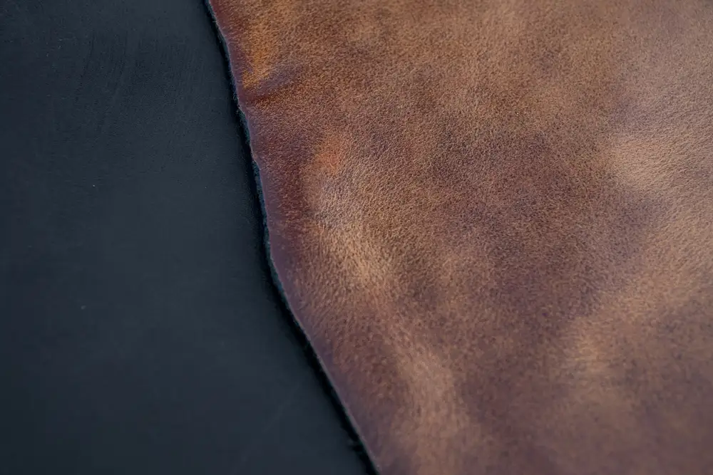 Cinturificio Balzani - The photo showcases New Speed leather in two color options: black and cognac